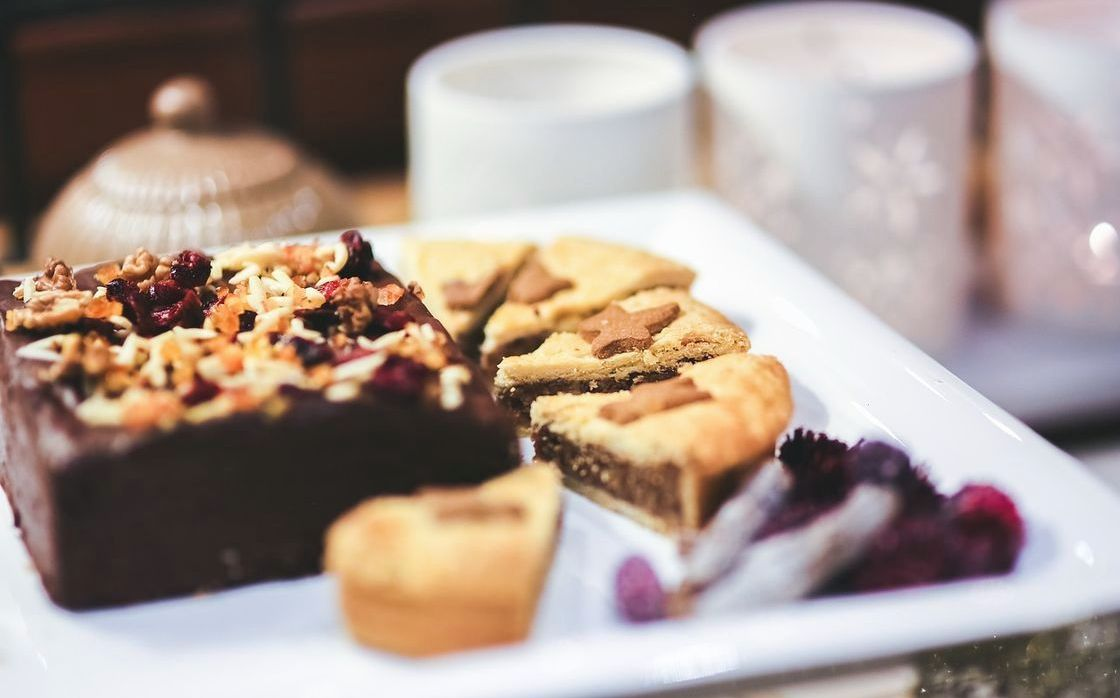 Üzerine çikolata sosu gezdirilmiş cheesecake dilimi