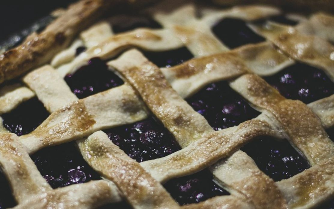 Tabakta sıcak tarçınlı çörek