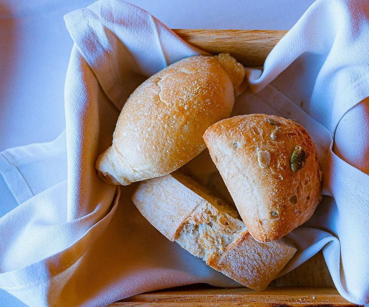 Taze pişmiş kek ve tatlılarla dolu tezgah